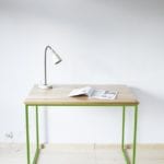 drewniane-biurko-stół-greenery-kolor-roku
