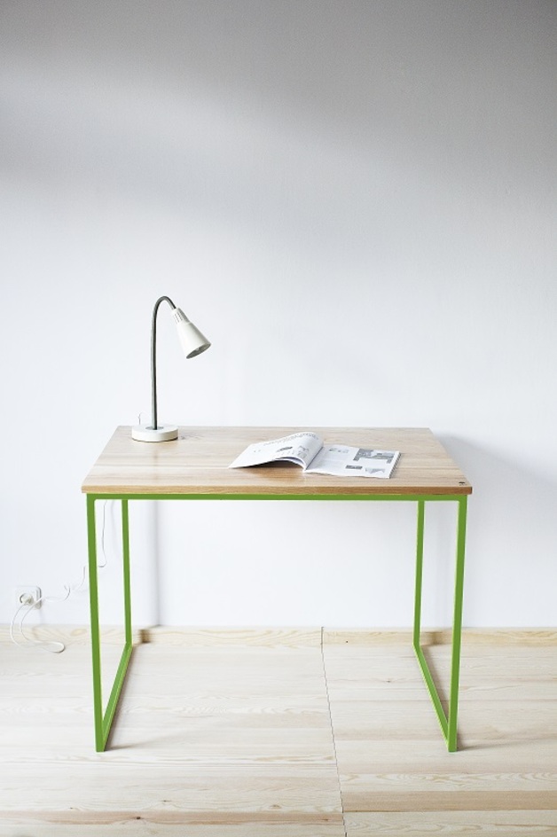 drewniane-biurko-stół-greenery-kolor-roku