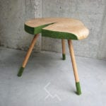 drewniany-stolik-trawa-greenery-kolor-roku