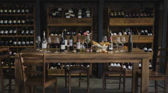 6 pomysłów na drewniany stół od polskich projektantów, który odmieni każde wnętrze