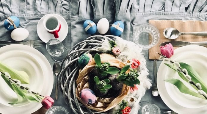 Stół wielkanocny kwiecisty i kolorowy