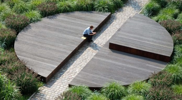 Skwer na Chwaliszewie – Gigantyczna ławka w Poznaniu