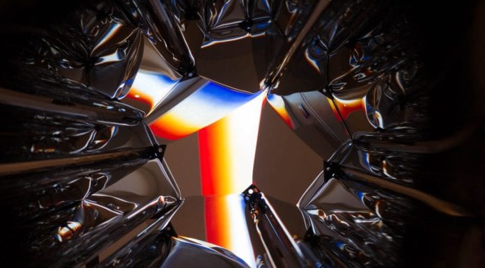 Instalacja Crystals Oskara Zięty otwiera nowy wymiar obiektów lustrzanych