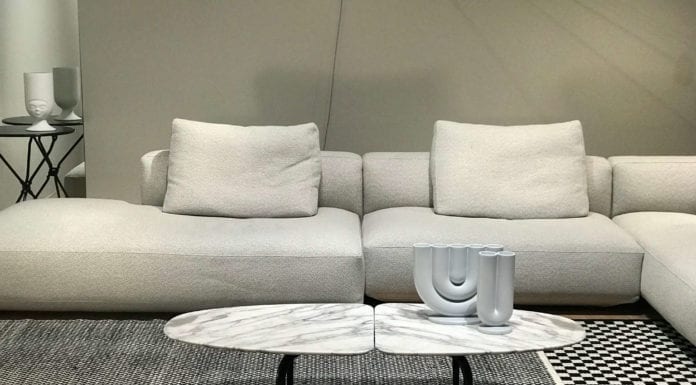 Stolik kawowy w wersji maxi – trend z targów Salone del Mobile