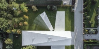 Robert Konieczny dom kwadrantowy z ruchomym tarasem biały