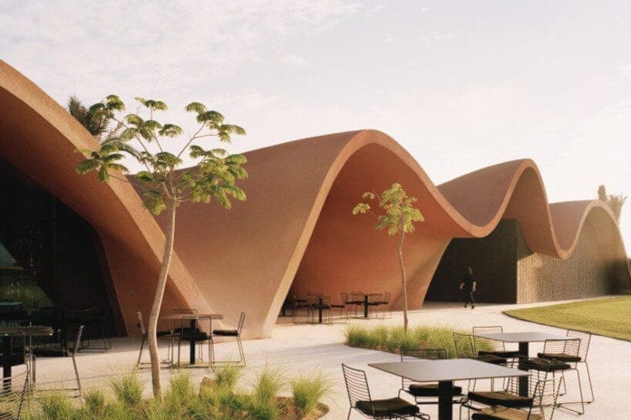 Klub golfowy w Jordanii architektura inspirowana naturą palmy pustynia góry