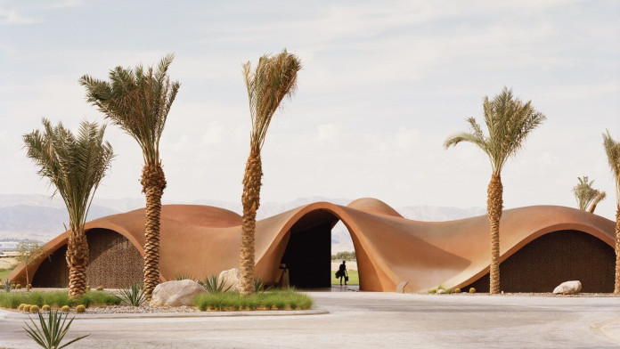 Klub golfowy w Jordanii architektura inspiracje naturą palmy pustynia góry