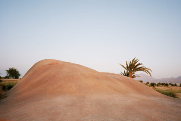 Klub golfowy w Jordanii architektura inspiracje naturą palmy pustynia góry