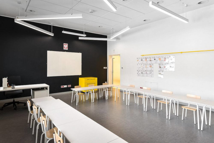 Wychowanie estetyczne szkoła podstawowa w Miliczu wnętrze czarne białe