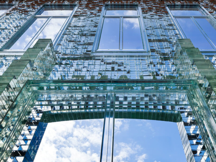 Elewacja z cegły szklanej fasada Amsterdam hermes chanel sklep design