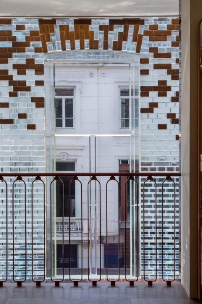 Elewacja z cegły szklanej fasada Amsterdam hermes chanel sklep design architektura