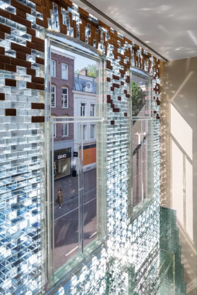 Elewacja z cegły szklanej fasada Amsterdam hermes chanel sklep design
