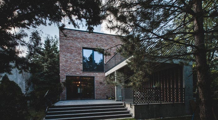 Dom z recyglingu architektura stara cegła beton surowy design industrialny styl