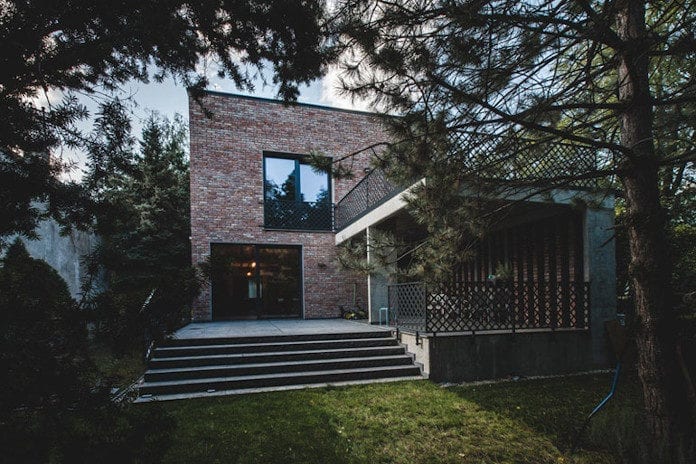 Dom z recyglingu architektura stara cegła beton surowy design industrialny styl