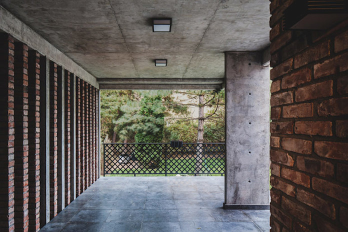 Dom z recyglingu architektura stara cegła beton surowy design industrialny styl taras w domu