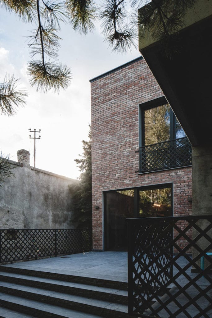 Dom z recyglingu architektura stara cegła beton surowy design industrialny styl