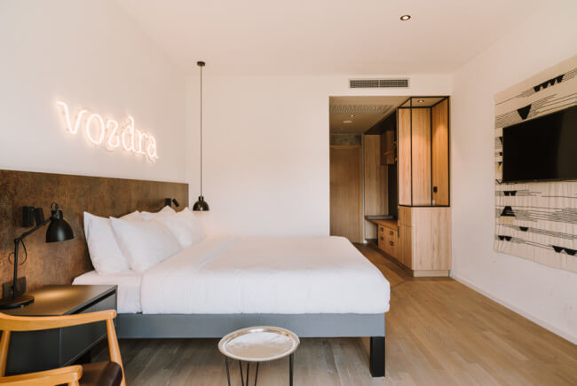 Sypialnia pokój hotelowy łóżno beton rdza neon biel nowy design