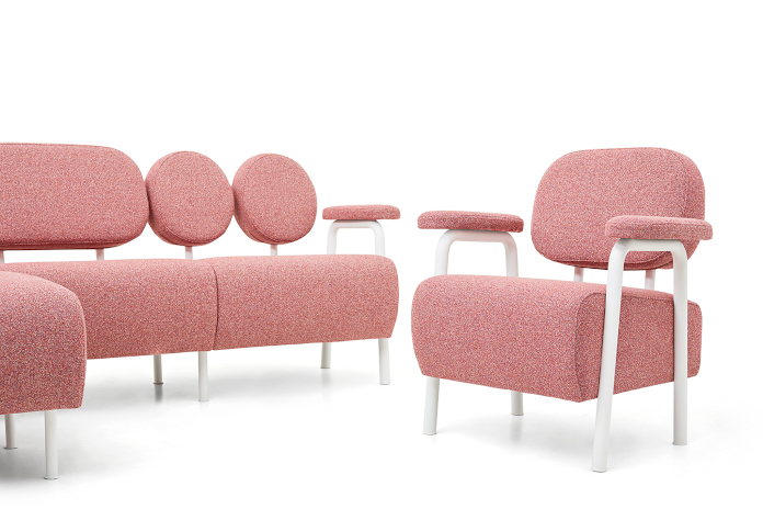 So_FEM Magdalena Kasprzycka kolekcja Audrey kanapa czerwona na wysokich nóżkach sofa fotel design polski