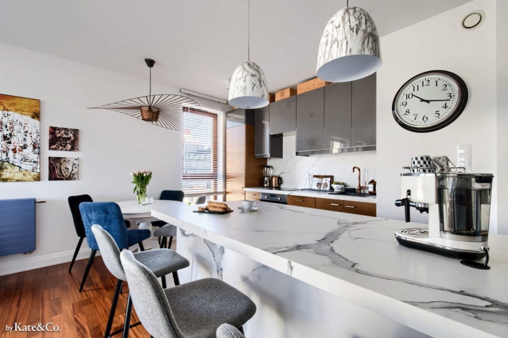 Płytki wielkoformatowe_MONOLITH_PoliszDesign marmur mieszkanie białe jasne blat lampa fotel krzesło kuchnia