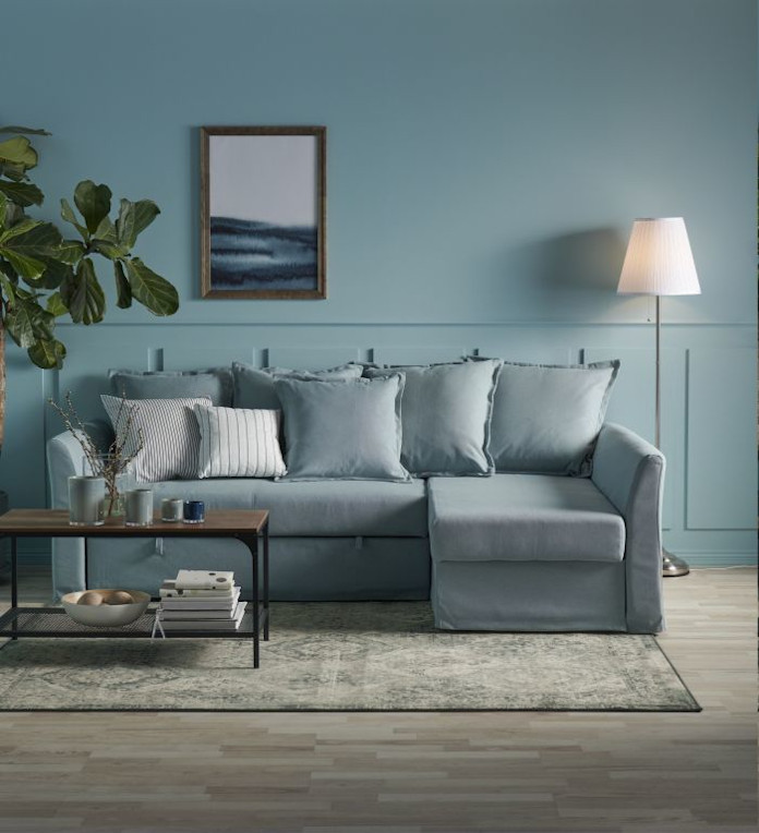 Salon inspiracje roślina stolik kawowy niebieska kanapa rozkładana lampa stojąca poduszki dekoracyjne ibraz ikea dywan