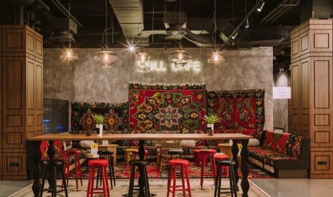 Nowy design polski w realizacji hotelu w Sarajewie Nowy design hotel Sarajewo dywan handmade krzesła czerwone czarne