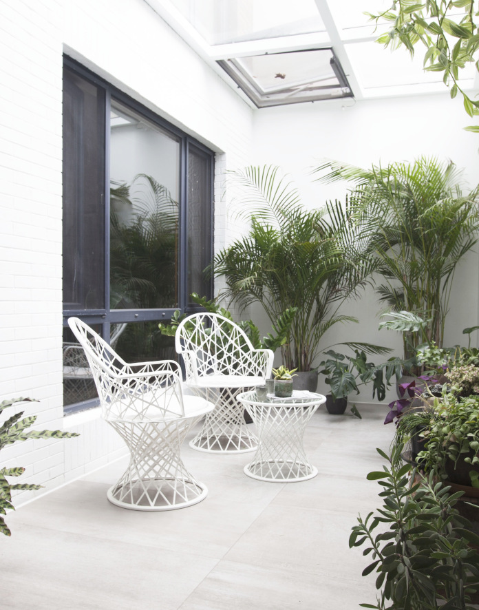 oranżeria inspiracje biel plecione krzesła klimatyczne wnętrza