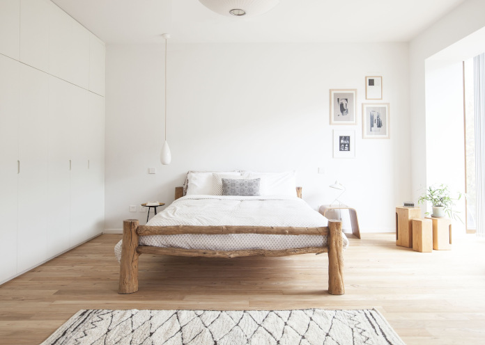 Biel sypialnia drewno łóżko inspiracje klimatyczne wnętrza
