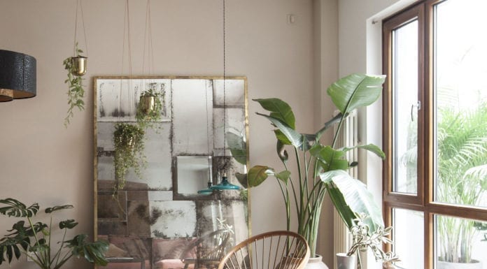 Klimatyczne wnętrza w sercu Pekinu Klimatyczne wnętrza w pekinie inspiracje krzesło bananowiec palma rośliny lustro