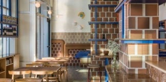 Klimatyczna restauracja płytki terakota niebieskie półki drewni