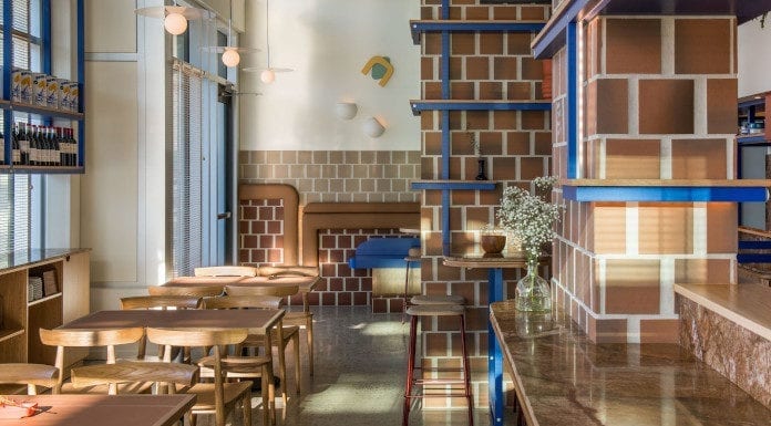 Klimatyczna restauracja pełna śmiałego designu Klimatyczna restauracja płytki terakota niebieskie półki drewni