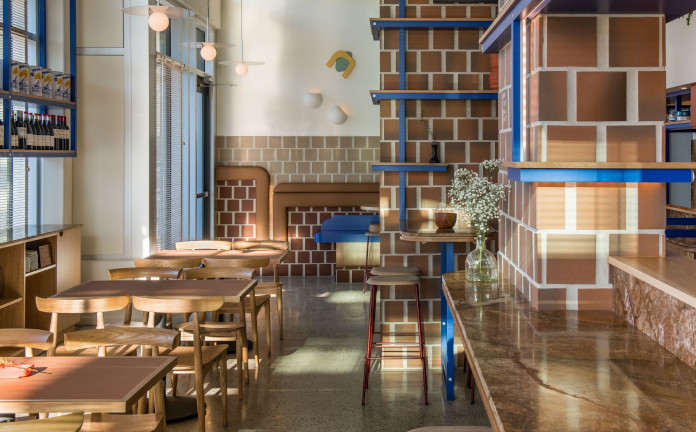 Klimatyczna restauracja płytki terakota niebieskie półki drewni
