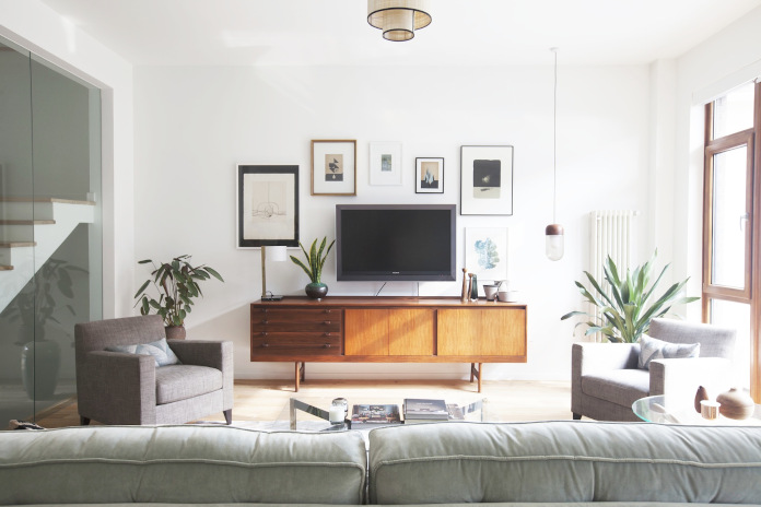 salon klimatyczne wnętrza białe ściany krzesło kanapa dywan stoliczki telewizor lampa komoda prl vintage