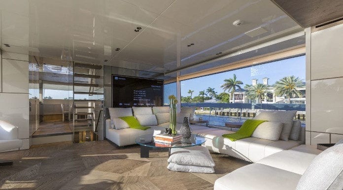 Luksusowe wnętrze jachtu – design pośród fal wnętrze jachtu salon inspiracje kanapa fotel stolik