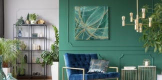 Abstrakcja zieleń złoto fotel aranżacja sztuka obrar regał dywanik