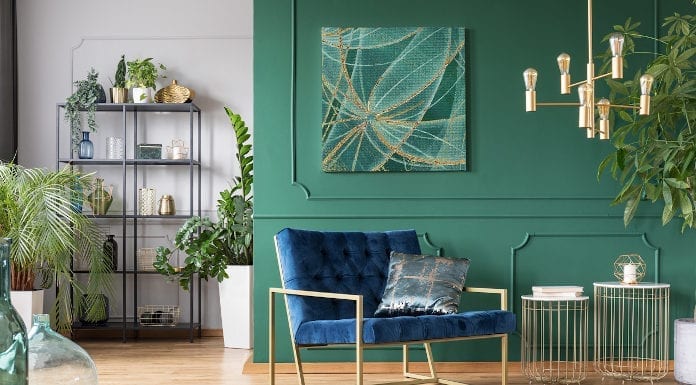 Abstrakcja w salonie – daj się przekonać do nowoczesnego malarstwa Abstrakcja zieleń złoto fotel aranżacja sztuka obrar regał dywanik