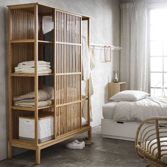 Regał z bambusa skandynawski styl pościel sypialnia