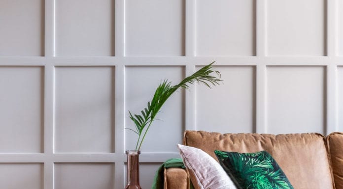 Zieleń we wnętrzu – trendy kolorystyczne Pantone inspiracje zieleń we wnętrzu brązowa kanapa skórana koc palma