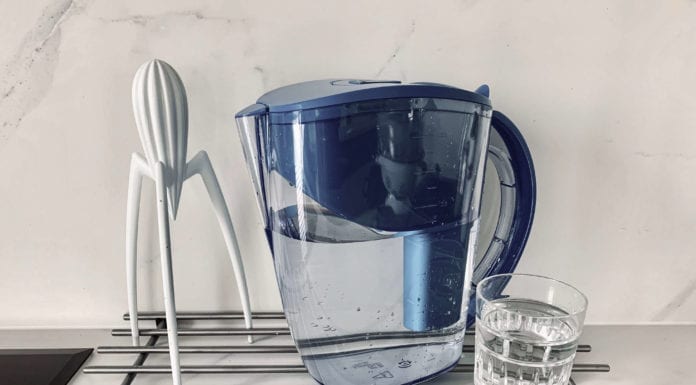 Kranówka w ergonomicznym dzbanku do filtrowania wody