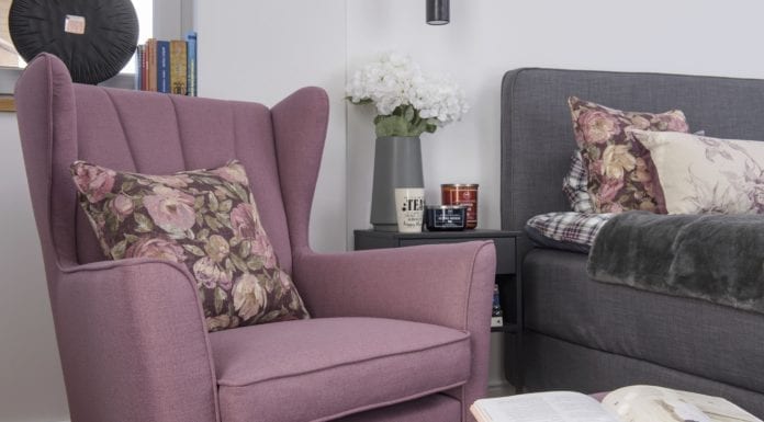 Kącik do czytania w sypialni z uszakiem w roli głównej