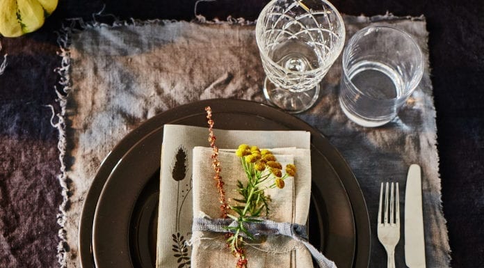 Klimatyczne mieszkanie – wybieramy dodatki sezonowe! ikea klimatyczne mieszkanie aranżacje stołu naczynia talerze szklanka sztućce