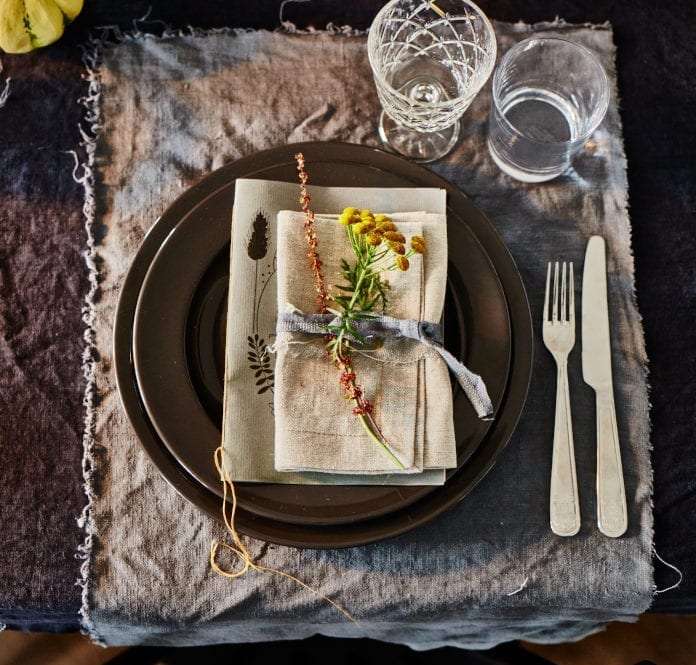 ikea klimatyczne mieszkanie aranżacje stołu naczynia talerze szklanka sztućce