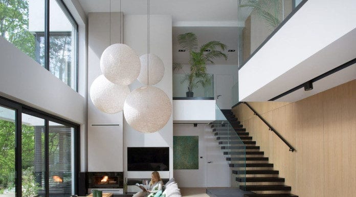 Inspiracje architektów Studio O. albo podróże z architekturą w tle Srudio o inspiracje salon schody kanapa palma drewno biel parkiet czerń