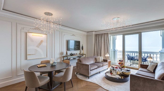 Klasyczne wnętrza w nowym wydaniu – Hotel de Paris klasyczne wnętrza inspiracje salon stół krzesłlo dywan parkiet