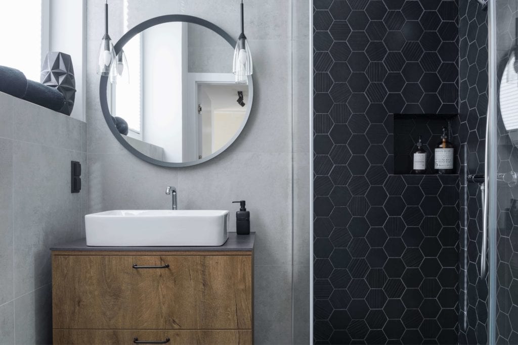 projekt-łazienki-design-2019-inspiracje-komoda-szyflady-umywalka-nablatowa-okrągłe-lustro