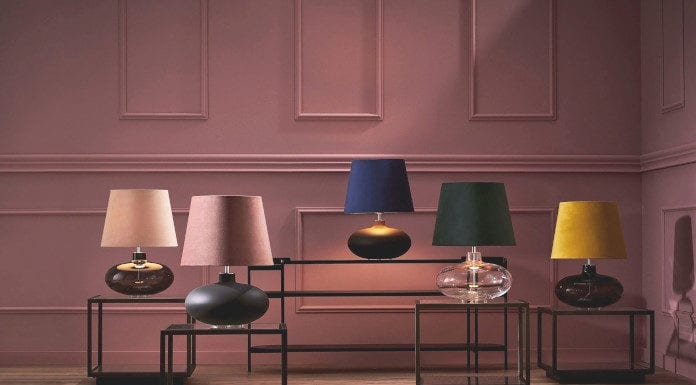 Kolor następnego sezonu Pantone 2020 – Coral Pink stojące-lampy-kaspa-na-tle-ściany-w-modnym-kolorze-według-instytutu-pantone-2020-coral-pink