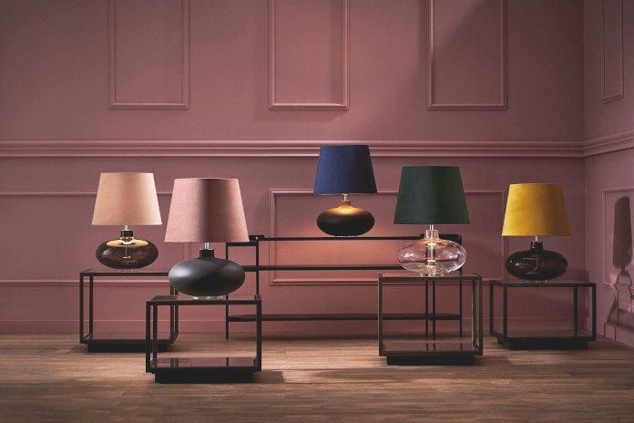 stojące-lampy-kaspa-na-tle-ściany-w-modnym-kolorze-według-instytutu-pantone-2020-coral-pink