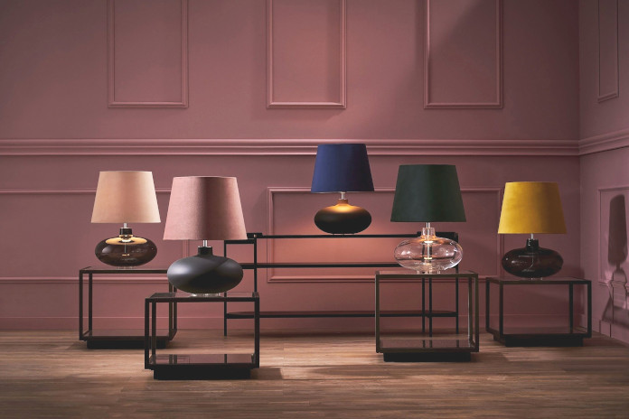stojące-lampy-kaspa-na-tle-ściany-w-modnym-kolorze-według-instytutu-pantone-2020-coral-pink