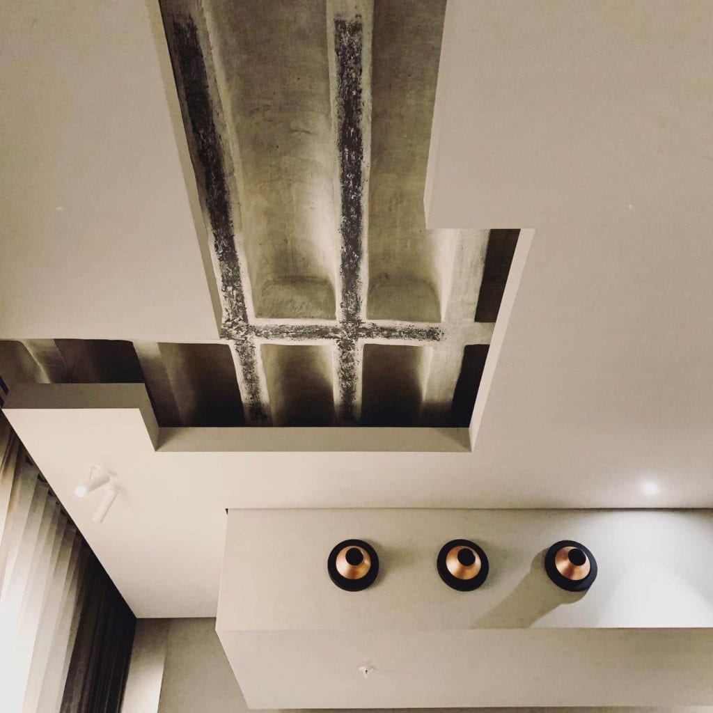 oryginalny-strop-hotel-warszawa-beton-inspiracje