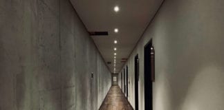 korytarz-hotelu-warszawa-z-betonowych-ścian-i-drewnianej-podłogi-włoskie-marki-wnspiracje