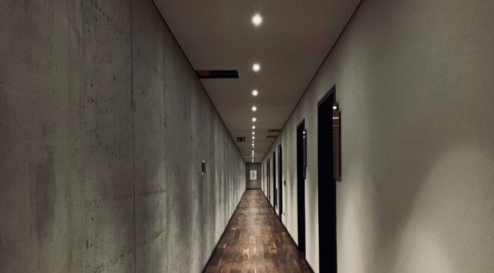 Niemieckie i włoskie marki wnętrzarskie zaprezentowane we wnętrzach Hotelu Warszawa! korytarz-hotelu-warszawa-z-betonowych-ścian-i-drewnianej-podłogi-włoskie-marki-wnspiracje